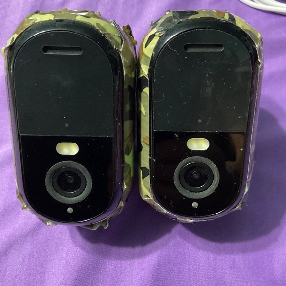 Arlo cameras (2) with charging cord. H136 - Picture 2 of 4